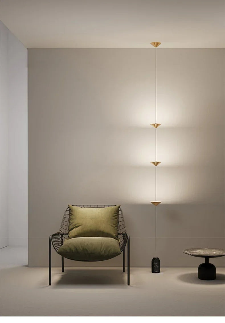Lampada da terra LED con coni in metallo
