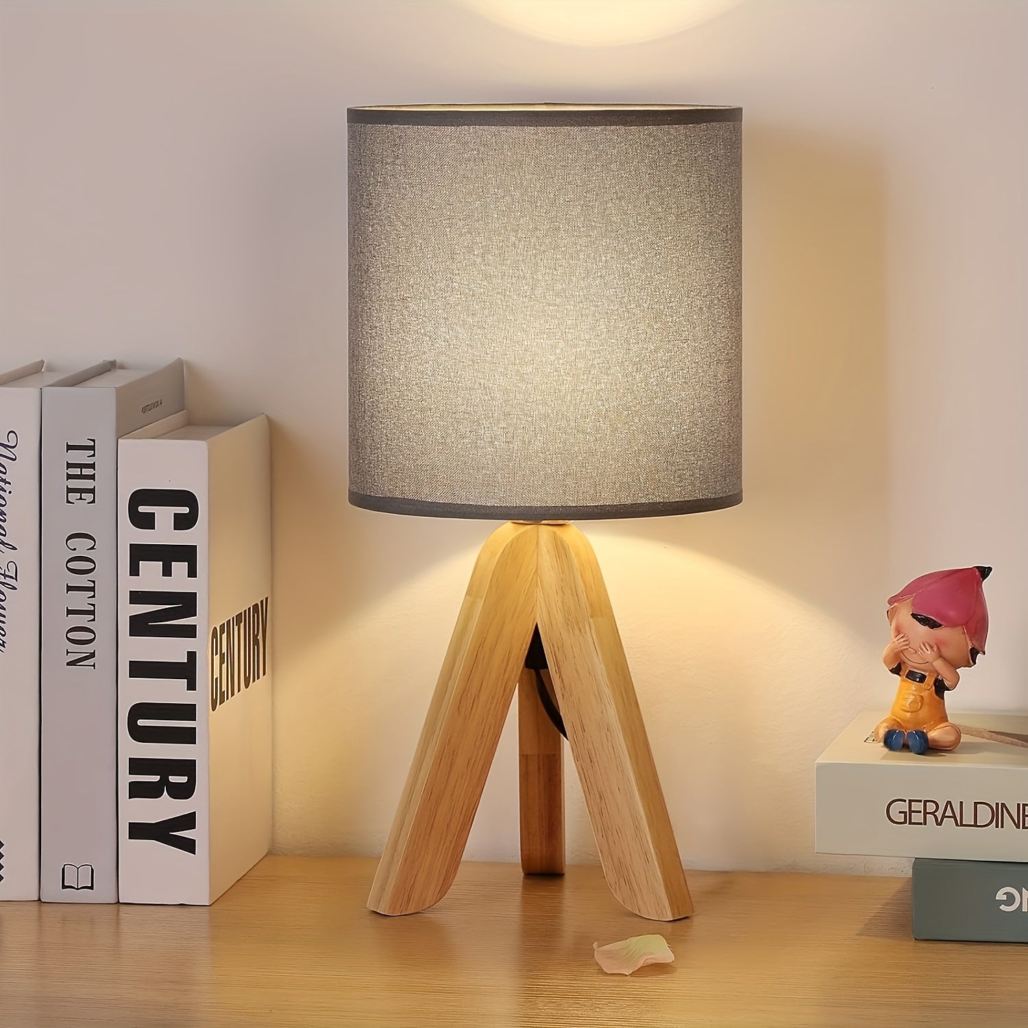 Lampada da Tavolo Tripode in Legno con Paralume in Tessuto - Design Scandinavo Moderno per Camera da Letto, Studio e Soggiorno lo