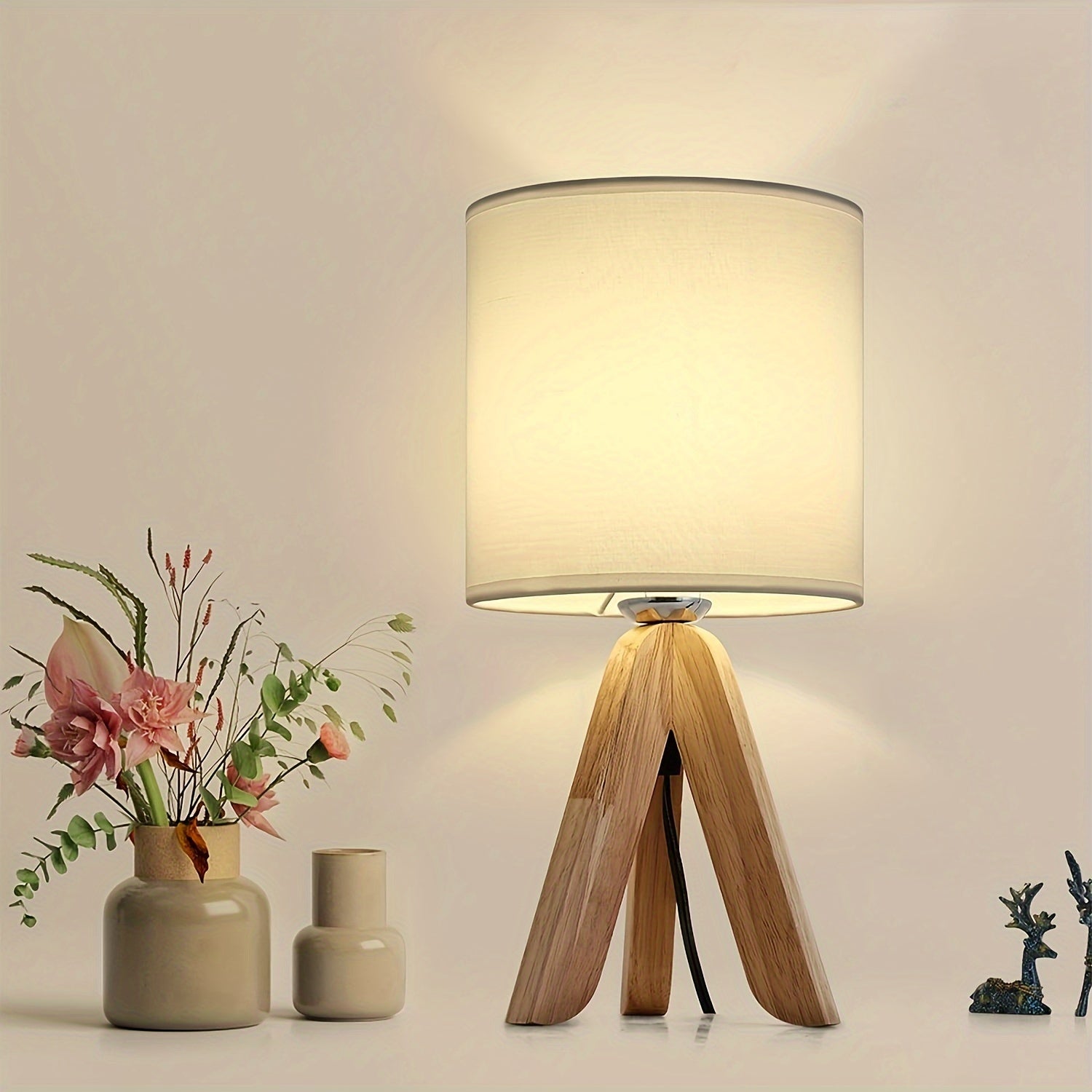 Lampada da Tavolo Tripode in Legno con Paralume in Tessuto - Design Scandinavo Moderno per Camera da Letto, Studio e Soggiorno lo